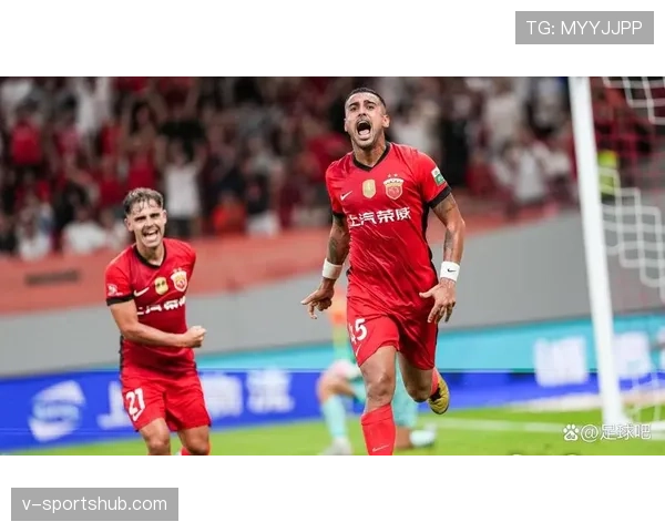 上海海港近几轮联赛表现稳健,攻防转换效率提升,展现出积极的竞争态势 上海海港近几轮联赛表现稳健,攻防转换效率提升,展现出积极的竞争态势